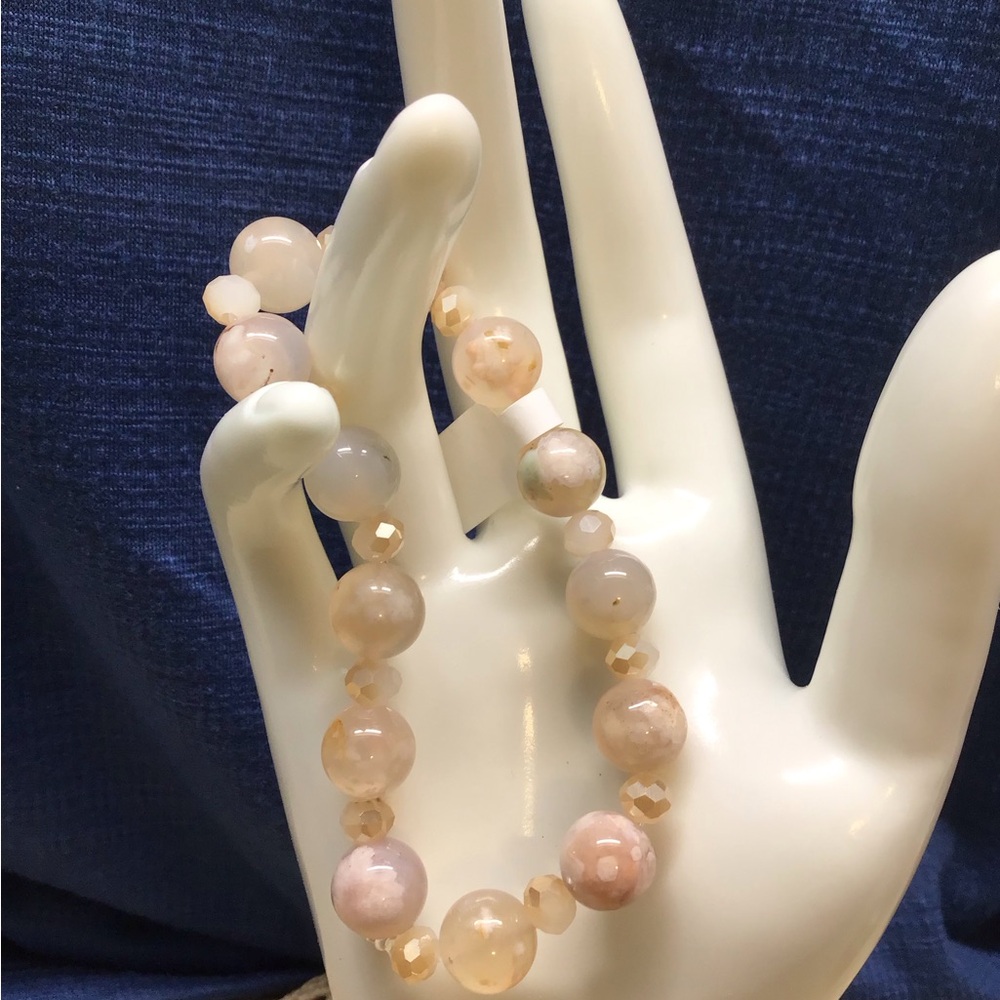 Elegant Beaded Bracelet in Soft Pink and Cream